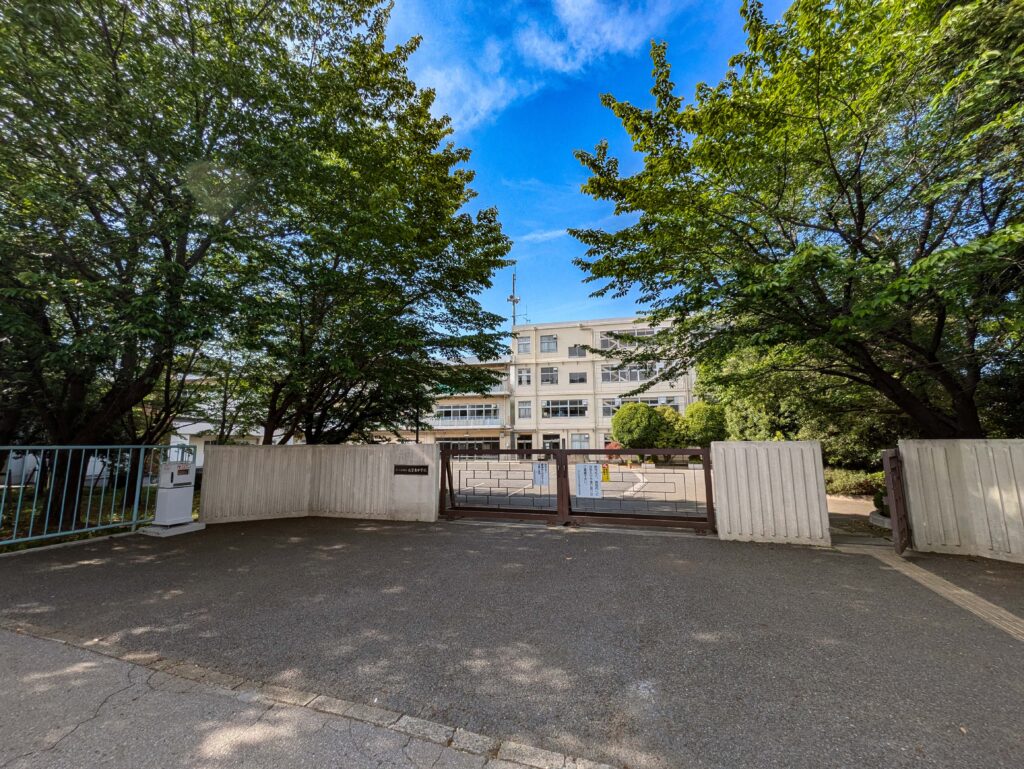 ヒルズ大宮堀の内３丁目　分譲地のアプローチが特徴的な分譲地　