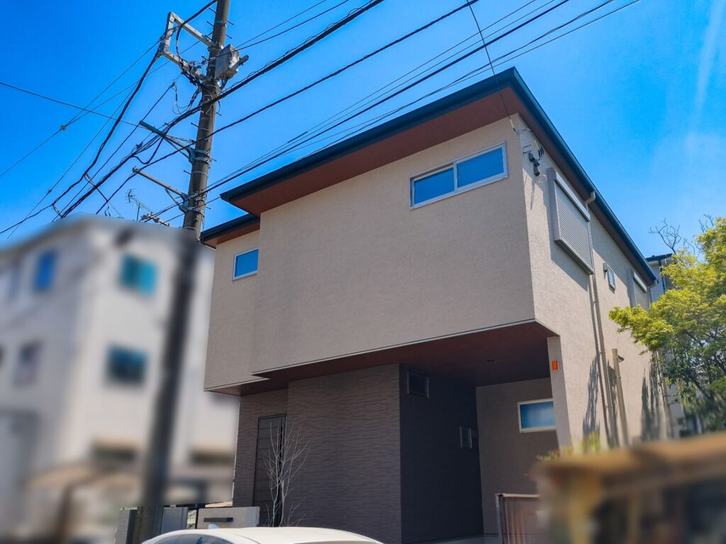 自然の風合いで和風テイストにも感じえる外観。年月が経つほどに風合いをます。道路側からの視線を遮り、室内からは開口部を広くし拡がりを持たせるプランニング。